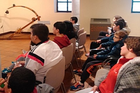 ALUMNOS DEL IES AZARQUIEL EN LA EXPOSICIÓN DE LEONARDO DA VINCI.