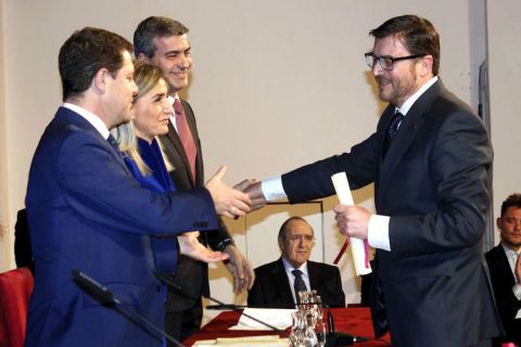 EL IES AZARQUIEL RECIBE LA DISTINTICIÓN DEL AYUNTAMIENTO DE TOLEDO.