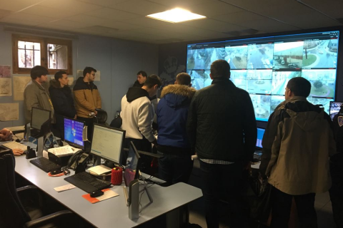 ALUMNOS DEL AZARQUIEL EN LA SALA TURRIANO DE LA POLICÍA LOCAL.