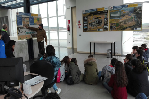 ALUMNOS DEL AZARQUIEL EN UNA PLANTA POTABILIZADORA.