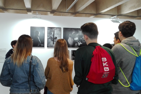 ALUMNOS DE 2º DE BACHILLERATO EN LA EXPOSICIÓN WORLD PRESS PHOTO EN EL COAM DE MADRID.